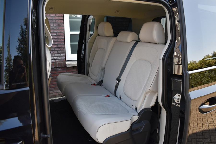 Volkswagen ID. Buzz 1st 77kWh | Achteruitrijcamera | Prachtig wit interieur | Verwarmde voorstoelen | Verwarmd stuurwiel