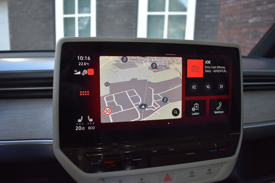 Volkswagen ID. Buzz 1st 77kWh | Achteruitrijcamera | Prachtig wit interieur | Verwarmde voorstoelen | Verwarmd stuurwiel