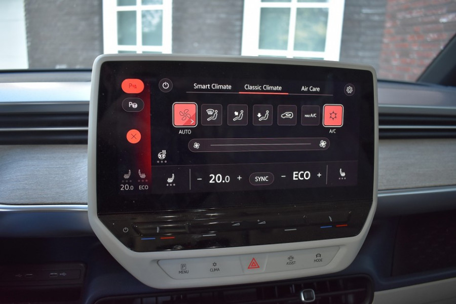 Volkswagen ID. Buzz 1st 77kWh | Achteruitrijcamera | Prachtig wit interieur | Verwarmde voorstoelen | Verwarmd stuurwiel