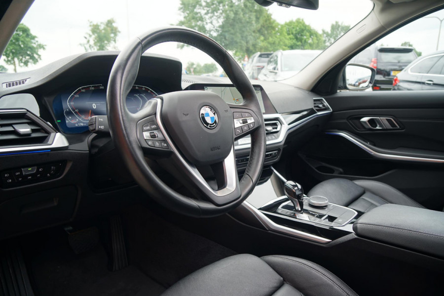 BMW 3 Serie 318i High Executive + SCHUIFDAK / LASERLIGHT / TREKHAAK / LEDER / INDIVIDUAL / DRAVITGRAU