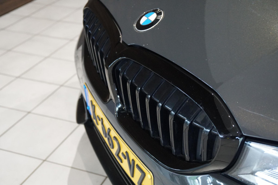BMW 3 Serie 318i High Executive + SCHUIFDAK / LASERLIGHT / TREKHAAK / LEDER / INDIVIDUAL / DRAVITGRAU