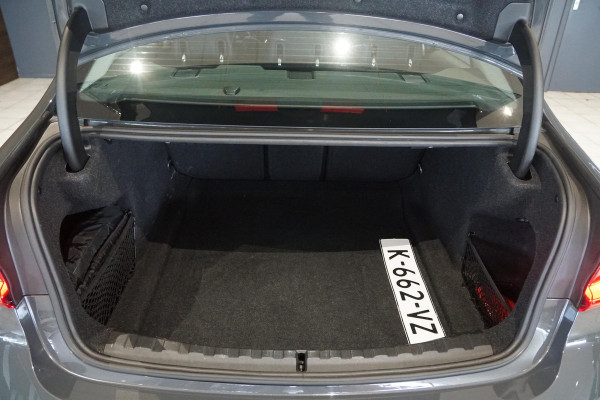 BMW 3 Serie 318i High Executive + SCHUIFDAK / LASERLIGHT / TREKHAAK / LEDER / INDIVIDUAL / DRAVITGRAU
