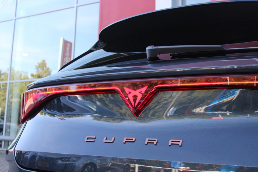 CUPRA Leon Sportstourer 1.5 eTSI 150PK BUSINESS EDITION | NIEUW MODEL! | PANORAMISCH SCHUIF/KANTELDAK | SENNHEISER AUDIO SYSTEM | ELEKTRISCH VERSTELBARE BESTUURDERSSTOEL MET GEHEUGENFUNCTIE | LED MATRIX KOPLAMPEN | DRAADLOZE APPLE CARPLAY/ANDROID AUTO | NAVIGATIE | ACHTERUITRIJ CAMERA | 19" LICHTMETALEN VELGEN  "POLAR" | DRAADLOZE TELEFOONLADER | STOEL/STUUR VERWARMING |  12,9" INFORTAINMENT SYSTEM | ZWARTE HEMELBEKLEDING | E-SOUND GELUIDSSIMULATOR | CLIMATE CONTROL VOOR EN ACHTERIN | SPORT STOELEN | SFEER VERLICHTING | DYNAMISCHE VERLICHTING | ADAPTIVE CRUISE CONTROL | KEYLESS ENTRY/START |