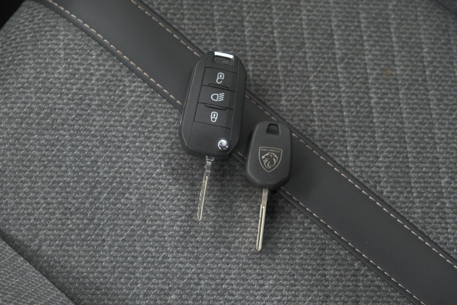 Peugeot 2008 Hybrid 136 e-DCS6 Allure | 360 Camera | Stop&Go Adaptieve Cruise Control | Navigatie | Dodehoekdetectie