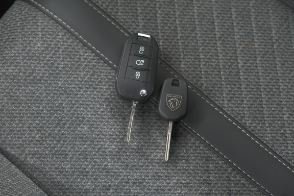Peugeot 2008 Hybrid 136 e-DCS6 Allure | 360 Camera | Stop&Go Adaptieve Cruise Control | Navigatie | Dodehoekdetectie