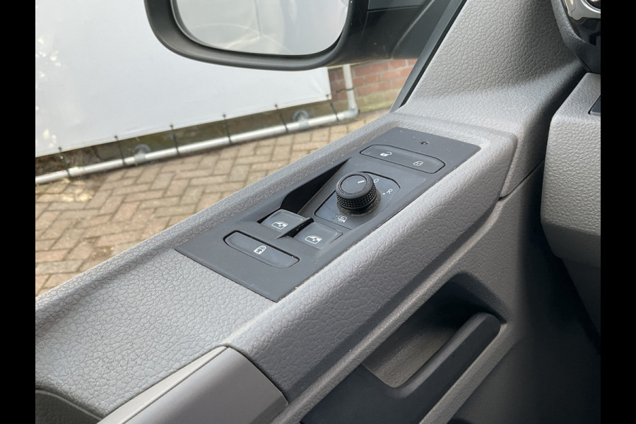 Volkswagen Transporter 6-Pers 2.0 TDI L2H1 DC Bulli Leer Cam Trekhaak Lang 6 Persoons Dubbele Cabine