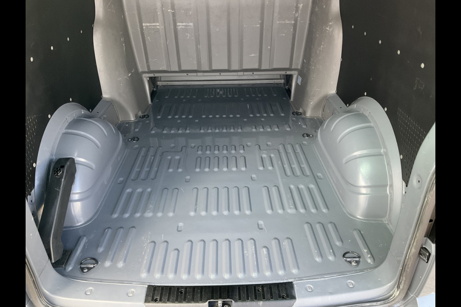 Volkswagen Transporter 6-Pers 2.0 TDI L2H1 DC Bulli Leer Cam Trekhaak Lang 6 Persoons Dubbele Cabine