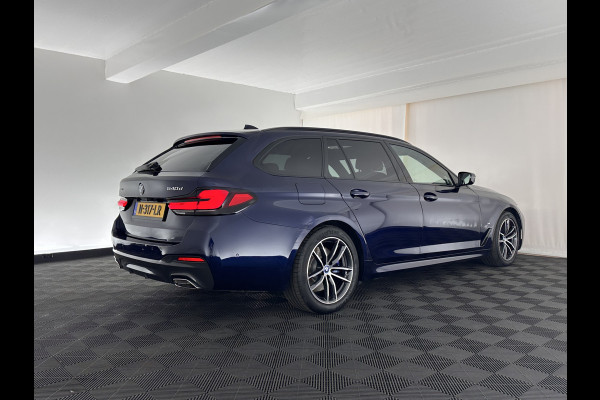 BMW 5 Serie Touring 540d xDrive High Executive Aut. *PANO | LASER-LIGHT | HEAD-UP | LUXURY-LEATHER | BLIND-SPOT | MEMORY-PACK | HARMAN/KARDON | TOP-VIEW | DIGI-COCKPIT | HEATED-COMFORTSEATS | KEYLESS | NAVI-FULLMAP | 18''ALU |