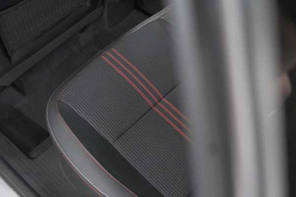 Renault Captur Mild Hybrid 140 EDC R.S. Line | Camera | Navigatie | Stoelverwarming