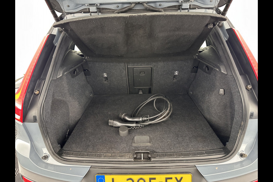 Volvo XC40 Recharge P8 AWD R-Design [ 3-Fase ] (INCL-BTW) *LEATHER-ALCANTARA | DIGI-COCKPIT | FULL-LED | PREMIUM-AUDIO | TOP-VIEW | CARPLAY | NAVI-FULLMAP | ECC | PDC | KEYLESS | HEATED-SPORTSEATS | BLIS | PRIVACY-GLASS | TOWBAR | 19''ALU