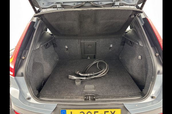 Volvo XC40 Recharge P8 AWD R-Design [ 3-Fase ] (INCL-BTW) *LEATHER-ALCANTARA | DIGI-COCKPIT | FULL-LED | PREMIUM-AUDIO | TOP-VIEW | CARPLAY | NAVI-FULLMAP | ECC | PDC | KEYLESS | HEATED-SPORTSEATS | BLIS | PRIVACY-GLASS | TOWBAR | 19''ALU