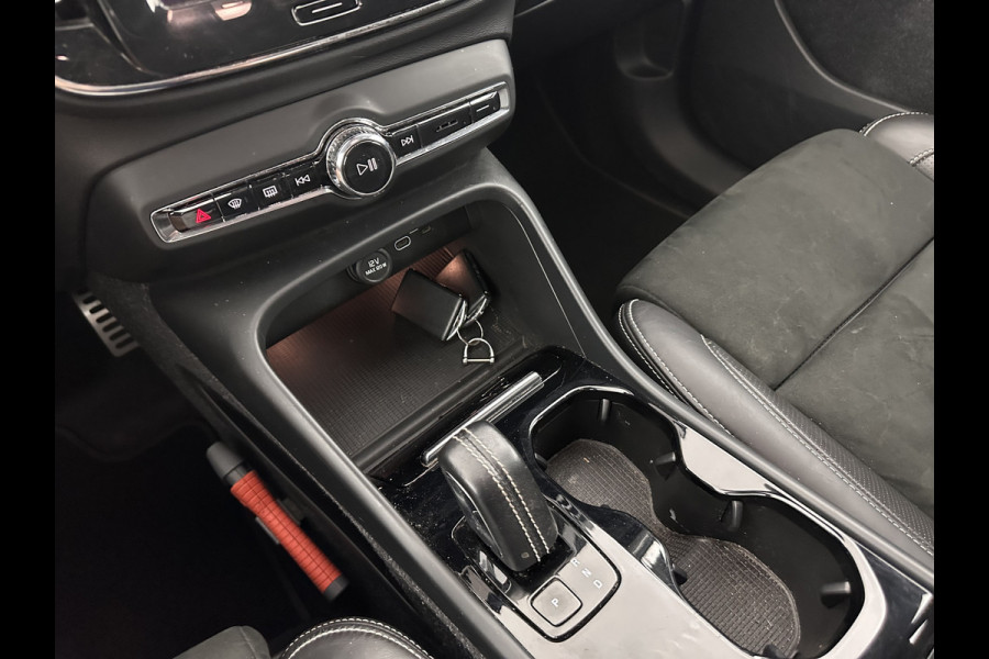 Volvo XC40 Recharge P8 AWD R-Design [ 3-Fase ] (INCL-BTW) *LEATHER-ALCANTARA | DIGI-COCKPIT | FULL-LED | PREMIUM-AUDIO | TOP-VIEW | CARPLAY | NAVI-FULLMAP | ECC | PDC | KEYLESS | HEATED-SPORTSEATS | BLIS | PRIVACY-GLASS | TOWBAR | 19''ALU