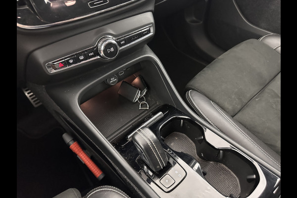 Volvo XC40 Recharge P8 AWD R-Design [ 3-Fase ] (INCL-BTW) *LEATHER-ALCANTARA | DIGI-COCKPIT | FULL-LED | PREMIUM-AUDIO | TOP-VIEW | CARPLAY | NAVI-FULLMAP | ECC | PDC | KEYLESS | HEATED-SPORTSEATS | BLIS | PRIVACY-GLASS | TOWBAR | 19''ALU