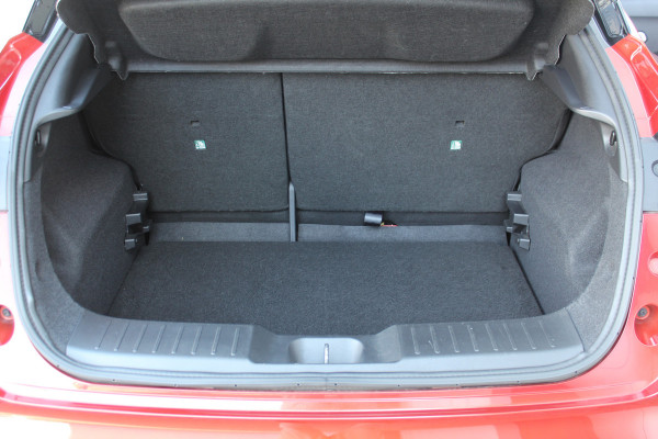 Nissan Juke 1.0-117pk DIG-T Tekna. Keurig nette, erg luxe en goed onderhouden Nissan Juke, van 1e eig. Autm. airco, LM wielen, metallic lak two tone, stoelverwarming, lane- en side assist, 360gr. camera, trekhaak, LM wielen, navigatie, telefoonvoorb., cruise cntrl etc