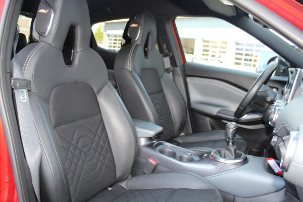 Nissan Juke 1.0-117pk DIG-T Tekna. Keurig nette, erg luxe en goed onderhouden Nissan Juke, van 1e eig. Autm. airco, LM wielen, metallic lak two tone, stoelverwarming, lane- en side assist, 360gr. camera, trekhaak, LM wielen, navigatie, telefoonvoorb., cruise cntrl etc