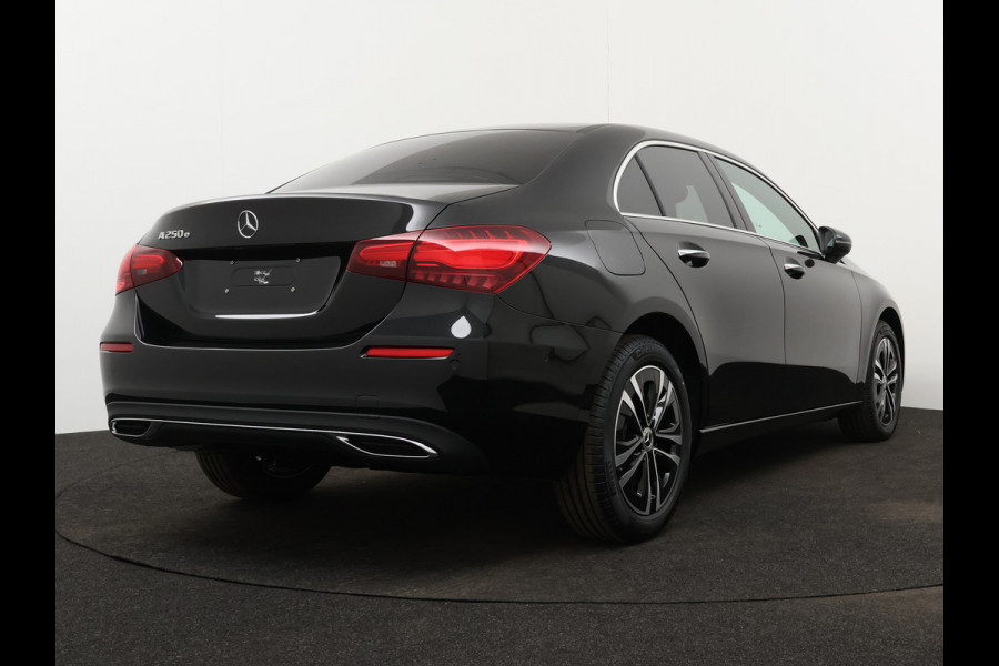 Mercedes-Benz A-Klasse 250 e Star Edition Limited | Dodehoekassistent | KEYLESS GO-comfortpakket | Draadloos oplaadsysteem voor Smartphone | Extra USB-poorten | Parkeerpakket met achteruitrijcamera | Sfeerverlichting |