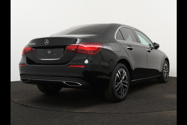 Mercedes-Benz A-Klasse 250 e Star Edition Limited | Dodehoekassistent | KEYLESS GO-comfortpakket | Draadloos oplaadsysteem voor Smartphone | Extra USB-poorten | Parkeerpakket met achteruitrijcamera | Sfeerverlichting |