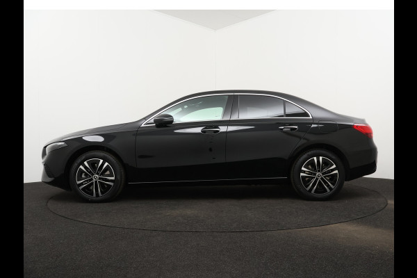 Mercedes-Benz A-Klasse 250 e Star Edition Limited | Dodehoekassistent | KEYLESS GO-comfortpakket | Draadloos oplaadsysteem voor Smartphone | Extra USB-poorten | Parkeerpakket met achteruitrijcamera | Sfeerverlichting |