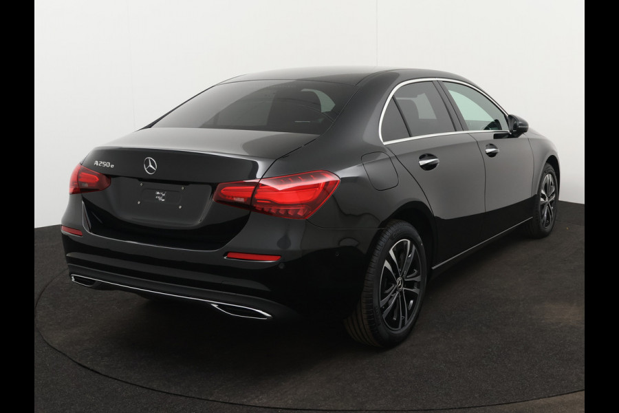 Mercedes-Benz A-Klasse 250 e Star Edition Limited | Dodehoekassistent | KEYLESS GO-comfortpakket | Draadloos oplaadsysteem voor Smartphone | Extra USB-poorten | Parkeerpakket met achteruitrijcamera | Sfeerverlichting |