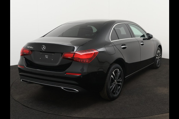 Mercedes-Benz A-Klasse 250 e Star Edition Limited | Dodehoekassistent | KEYLESS GO-comfortpakket | Draadloos oplaadsysteem voor Smartphone | Extra USB-poorten | Parkeerpakket met achteruitrijcamera | Sfeerverlichting |