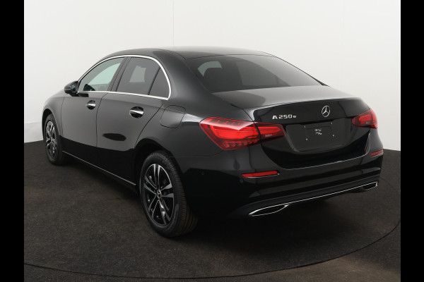 Mercedes-Benz A-Klasse 250 e Star Edition Limited | Dodehoekassistent | KEYLESS GO-comfortpakket | Draadloos oplaadsysteem voor Smartphone | Extra USB-poorten | Parkeerpakket met achteruitrijcamera | Sfeerverlichting |