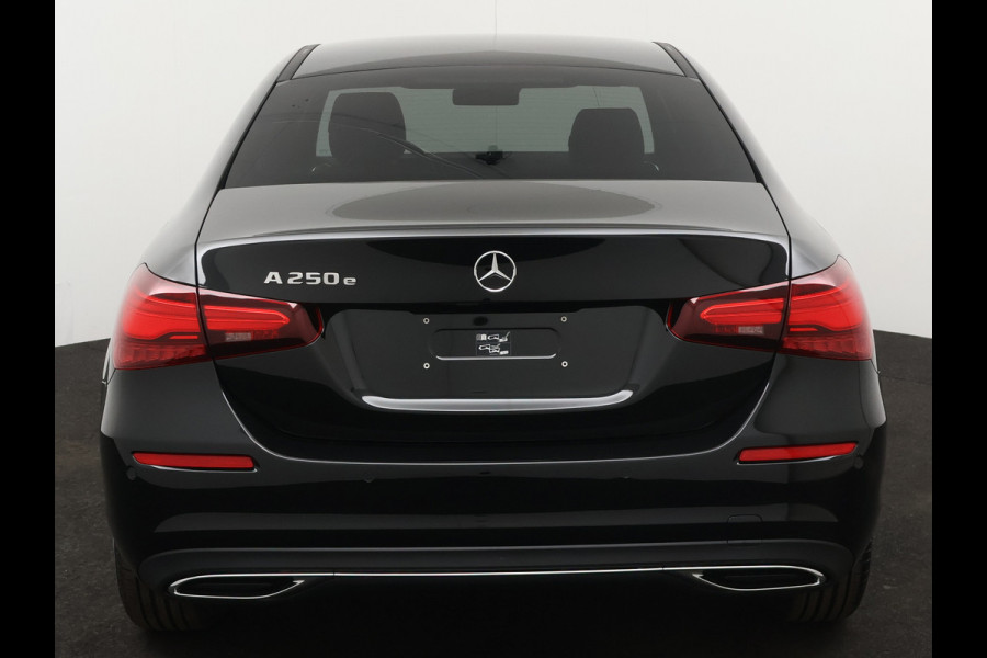 Mercedes-Benz A-Klasse 250 e Star Edition Limited | Dodehoekassistent | KEYLESS GO-comfortpakket | Draadloos oplaadsysteem voor Smartphone | Extra USB-poorten | Parkeerpakket met achteruitrijcamera | Sfeerverlichting |