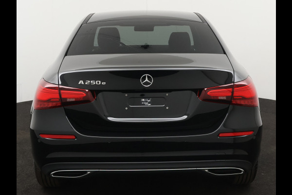 Mercedes-Benz A-Klasse 250 e Star Edition Limited | Dodehoekassistent | KEYLESS GO-comfortpakket | Draadloos oplaadsysteem voor Smartphone | Extra USB-poorten | Parkeerpakket met achteruitrijcamera | Sfeerverlichting |