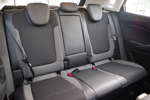 Opel Grandland X 1.2 Turbo 131 PK Business Executive, Panoramadak, Cruise Control, Winterpakket