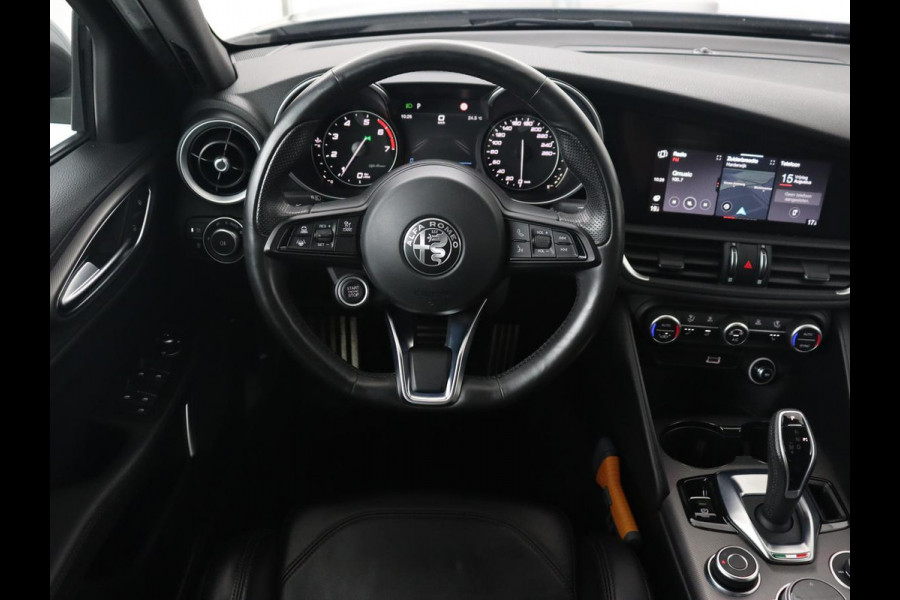 Alfa Romeo Giulia 2.0T Sprint | Leder | Adaptive cruise | Stoel & stuurverwarming | Trekhaak | Carplay | Camera | Memory | Xenon | Navigatie | Parkeerhulp | Bluetooth