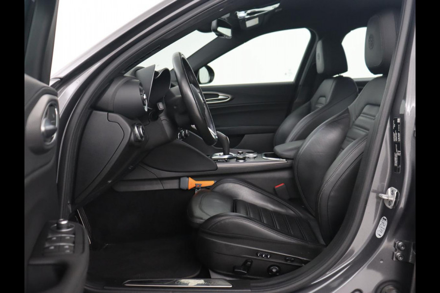 Alfa Romeo Giulia 2.0T Sprint | Leder | Adaptive cruise | Stoel & stuurverwarming | Trekhaak | Carplay | Camera | Memory | Xenon | Navigatie | Parkeerhulp | Bluetooth