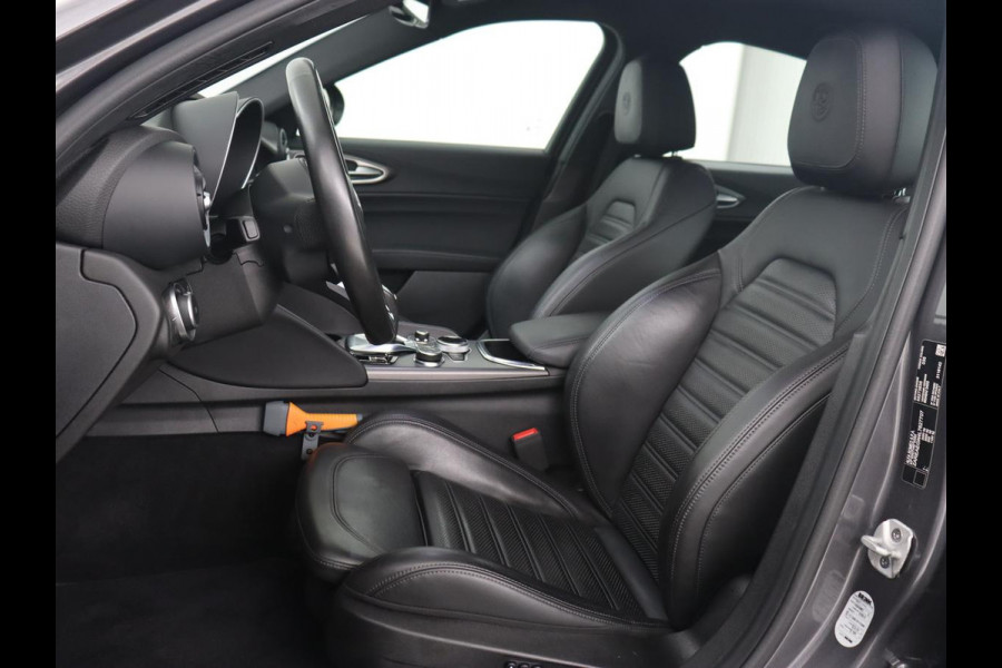 Alfa Romeo Giulia 2.0T Sprint | Leder | Adaptive cruise | Stoel & stuurverwarming | Trekhaak | Carplay | Camera | Memory | Xenon | Navigatie | Parkeerhulp | Bluetooth