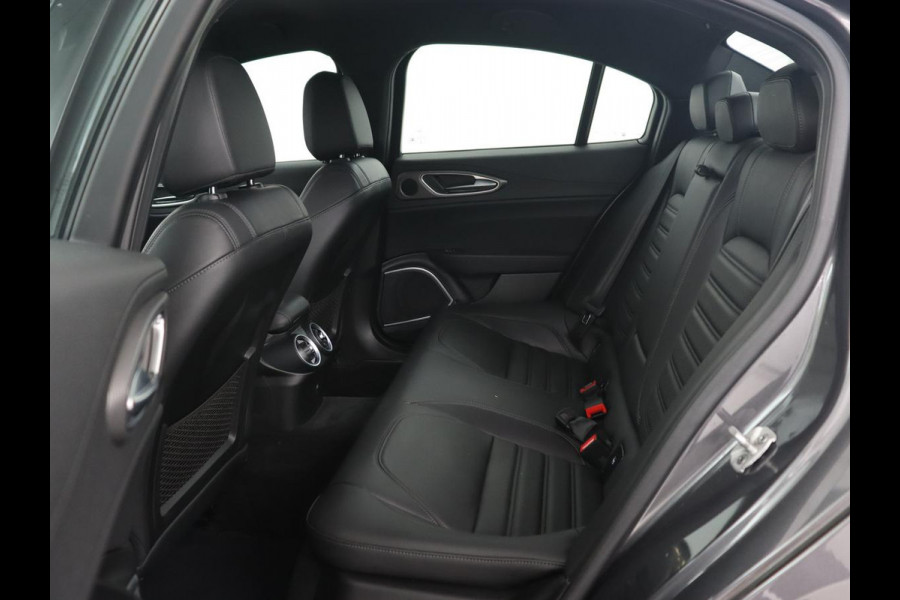 Alfa Romeo Giulia 2.0T Sprint | Leder | Adaptive cruise | Stoel & stuurverwarming | Trekhaak | Carplay | Camera | Memory | Xenon | Navigatie | Parkeerhulp | Bluetooth