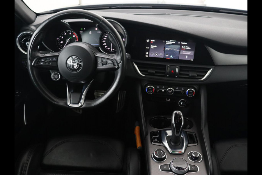 Alfa Romeo Giulia 2.0T Sprint | Leder | Adaptive cruise | Stoel & stuurverwarming | Trekhaak | Carplay | Camera | Memory | Xenon | Navigatie | Parkeerhulp | Bluetooth