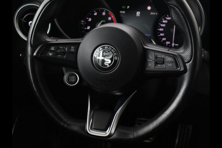 Alfa Romeo Giulia 2.0T Sprint | Leder | Adaptive cruise | Stoel & stuurverwarming | Trekhaak | Carplay | Camera | Memory | Xenon | Navigatie | Parkeerhulp | Bluetooth