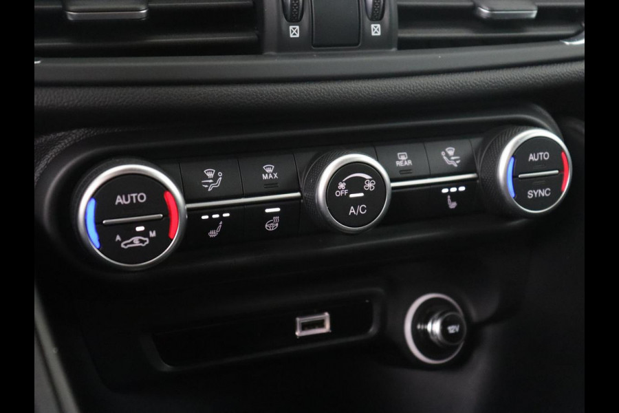 Alfa Romeo Giulia 2.0T Sprint | Leder | Adaptive cruise | Stoel & stuurverwarming | Trekhaak | Carplay | Camera | Memory | Xenon | Navigatie | Parkeerhulp | Bluetooth