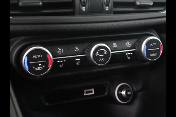 Alfa Romeo Giulia 2.0T Sprint | Leder | Adaptive cruise | Stoel & stuurverwarming | Trekhaak | Carplay | Camera | Memory | Xenon | Navigatie | Parkeerhulp | Bluetooth
