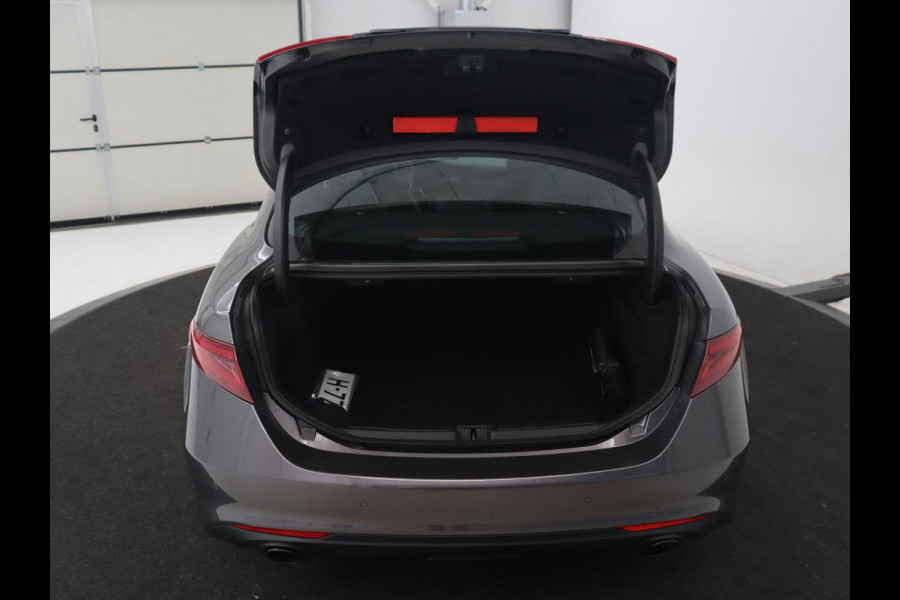 Alfa Romeo Giulia 2.0T Sprint | Leder | Adaptive cruise | Stoel & stuurverwarming | Trekhaak | Carplay | Camera | Memory | Xenon | Navigatie | Parkeerhulp | Bluetooth