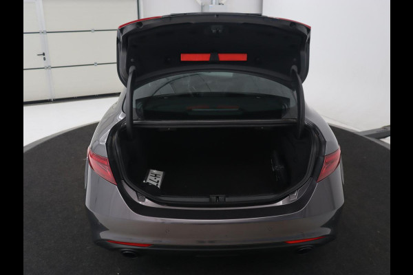 Alfa Romeo Giulia 2.0T Sprint | Leder | Adaptive cruise | Stoel & stuurverwarming | Trekhaak | Carplay | Camera | Memory | Xenon | Navigatie | Parkeerhulp | Bluetooth