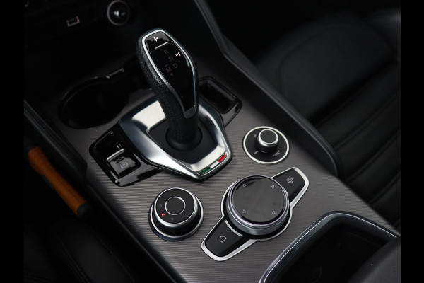 Alfa Romeo Giulia 2.0T Sprint | Leder | Adaptive cruise | Stoel & stuurverwarming | Trekhaak | Carplay | Camera | Memory | Xenon | Navigatie | Parkeerhulp | Bluetooth