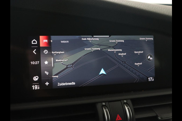 Alfa Romeo Giulia 2.0T Sprint | Leder | Adaptive cruise | Stoel & stuurverwarming | Trekhaak | Carplay | Camera | Memory | Xenon | Navigatie | Parkeerhulp | Bluetooth
