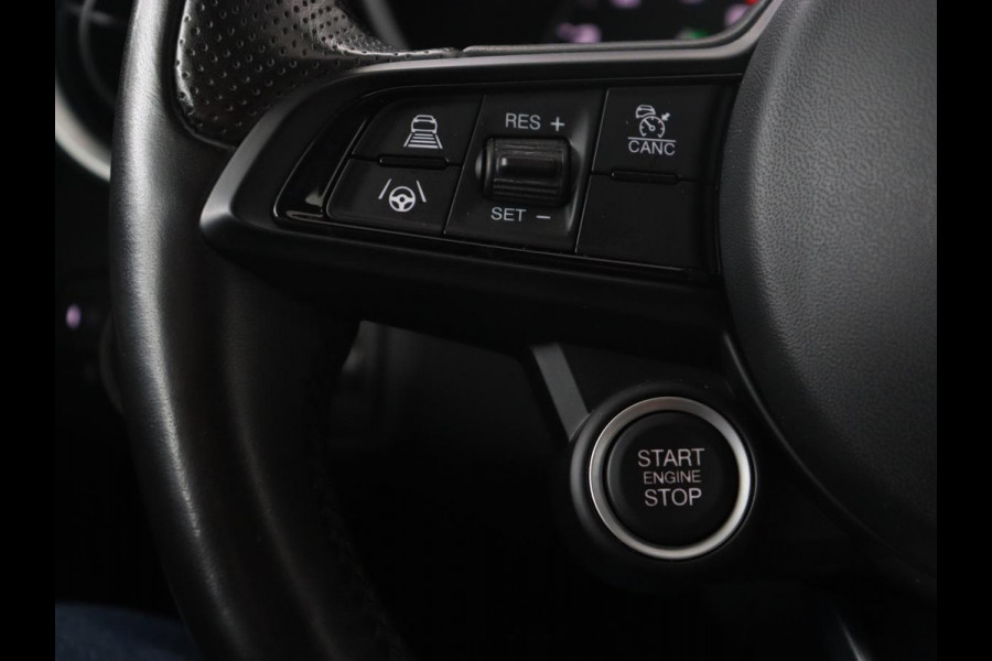 Alfa Romeo Giulia 2.0T Sprint | Leder | Adaptive cruise | Stoel & stuurverwarming | Trekhaak | Carplay | Camera | Memory | Xenon | Navigatie | Parkeerhulp | Bluetooth