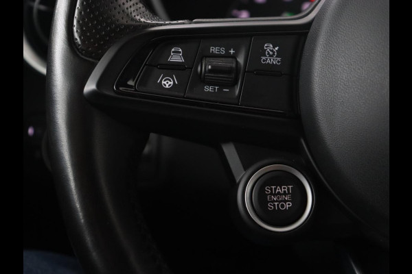 Alfa Romeo Giulia 2.0T Sprint | Leder | Adaptive cruise | Stoel & stuurverwarming | Trekhaak | Carplay | Camera | Memory | Xenon | Navigatie | Parkeerhulp | Bluetooth
