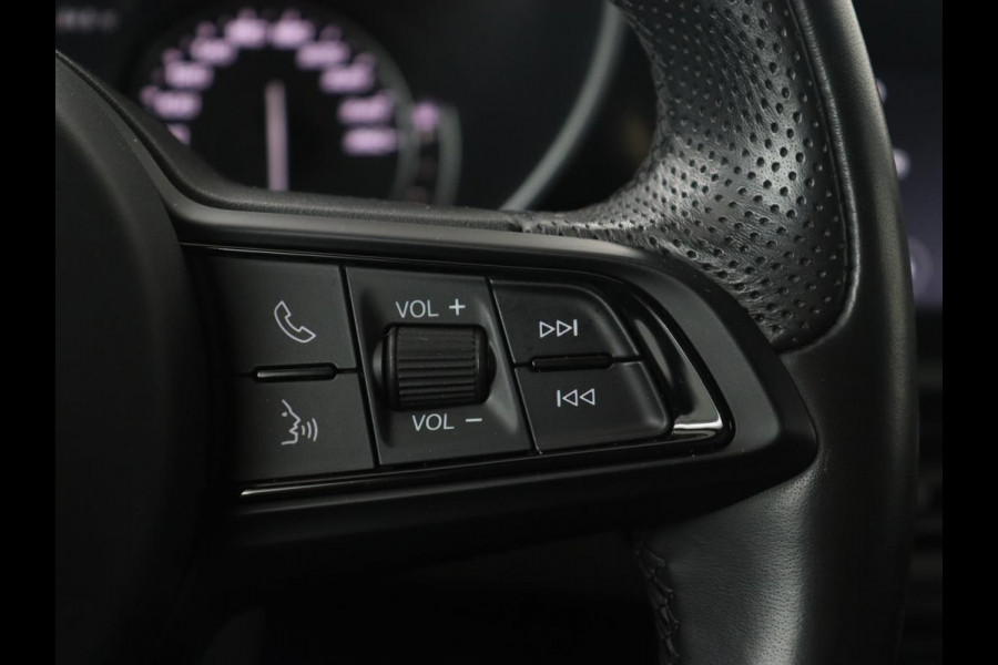 Alfa Romeo Giulia 2.0T Sprint | Leder | Adaptive cruise | Stoel & stuurverwarming | Trekhaak | Carplay | Camera | Memory | Xenon | Navigatie | Parkeerhulp | Bluetooth