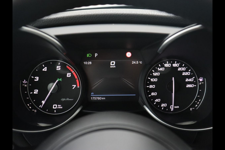 Alfa Romeo Giulia 2.0T Sprint | Leder | Adaptive cruise | Stoel & stuurverwarming | Trekhaak | Carplay | Camera | Memory | Xenon | Navigatie | Parkeerhulp | Bluetooth