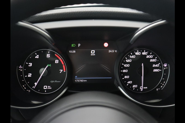 Alfa Romeo Giulia 2.0T Sprint | Leder | Adaptive cruise | Stoel & stuurverwarming | Trekhaak | Carplay | Camera | Memory | Xenon | Navigatie | Parkeerhulp | Bluetooth