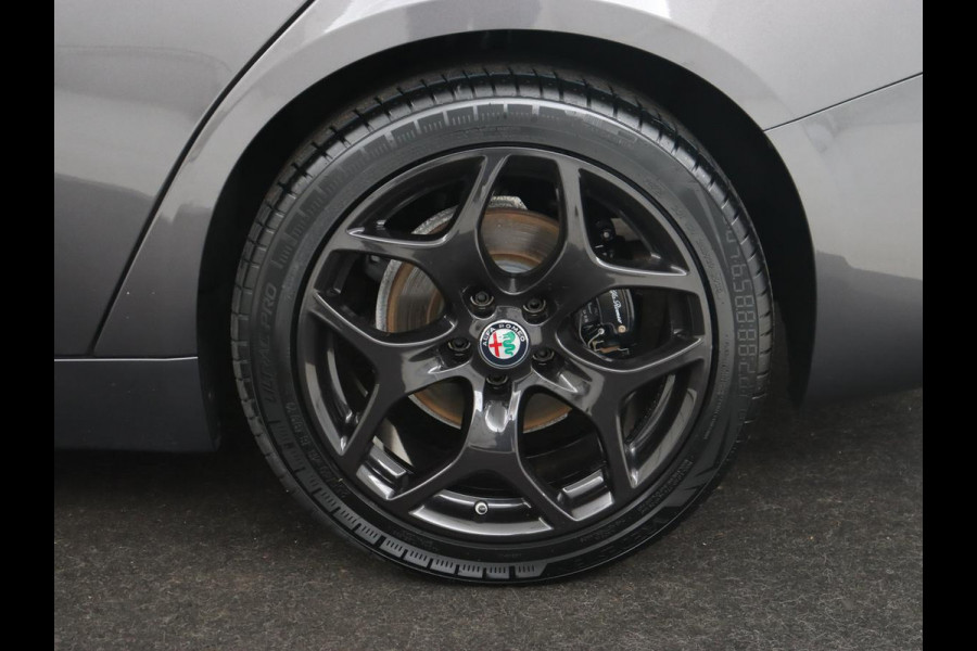 Alfa Romeo Giulia 2.0T Sprint | Leder | Adaptive cruise | Stoel & stuurverwarming | Trekhaak | Carplay | Camera | Memory | Xenon | Navigatie | Parkeerhulp | Bluetooth