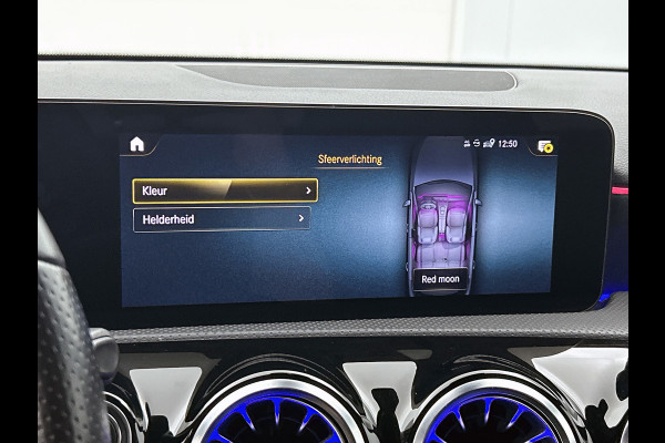 Mercedes-Benz A-Klasse 180 AMG | SFEERVERL | AchteruitCAM | StoelverW | Goed onderH | Groot scherm |