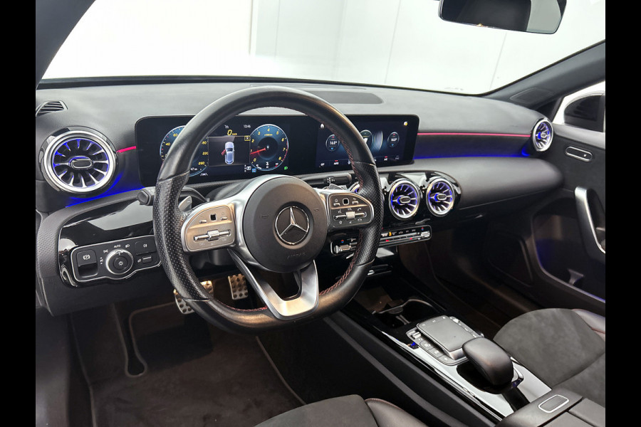 Mercedes-Benz A-Klasse 180 AMG | SFEERVERL | AchteruitCAM | StoelverW | Goed onderH | Groot scherm |