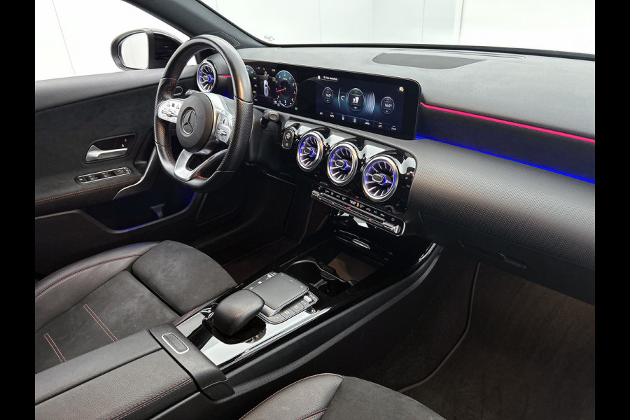 Mercedes-Benz A-Klasse 180 AMG | SFEERVERL | AchteruitCAM | StoelverW | Goed onderH | Groot scherm |