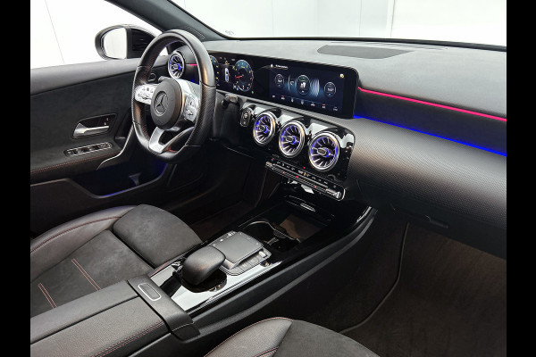 Mercedes-Benz A-Klasse 180 AMG | SFEERVERL | AchteruitCAM | StoelverW | Goed onderH | Groot scherm |